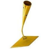Triangular hand weeder
