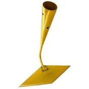 Triangular hand weeder